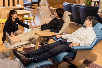 商品の説明をしている様子