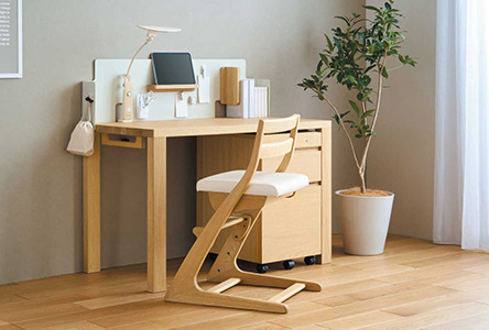 カリモクデスクのパネルセッティングの写真①