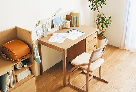 カリモクデスクのパネルセッティングの写真⑤